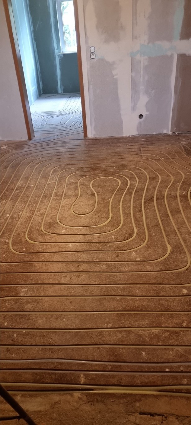 Fußbodenheizung für die Wohnetage in Schalksmühle – Estrich fräsen & Heizkreise verlegen